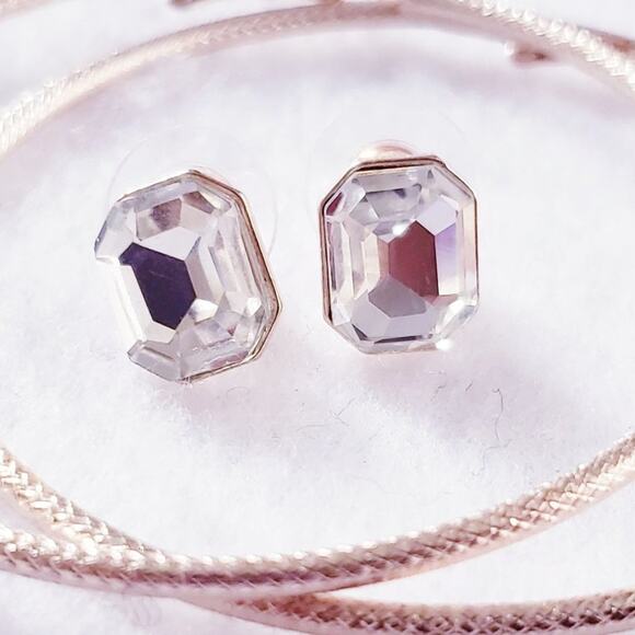 4 Sets of Women's Gold Tone Pierced Earrings Hoops Studs - Picture 5 of 7